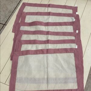 Lins set of 6 100% linen place mats. New still with tags.
Never used.